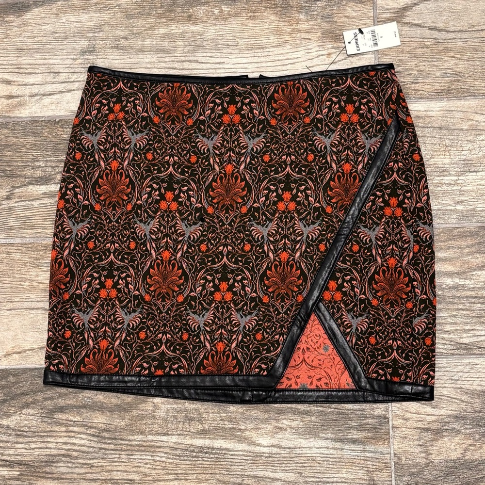 Express Mini Skirt Tapestry Faux Leather Notched Trim Floral Womens Size 6 NWT!